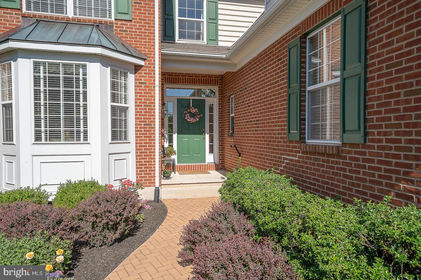 12 Shady Brook Ln Property Photo 2