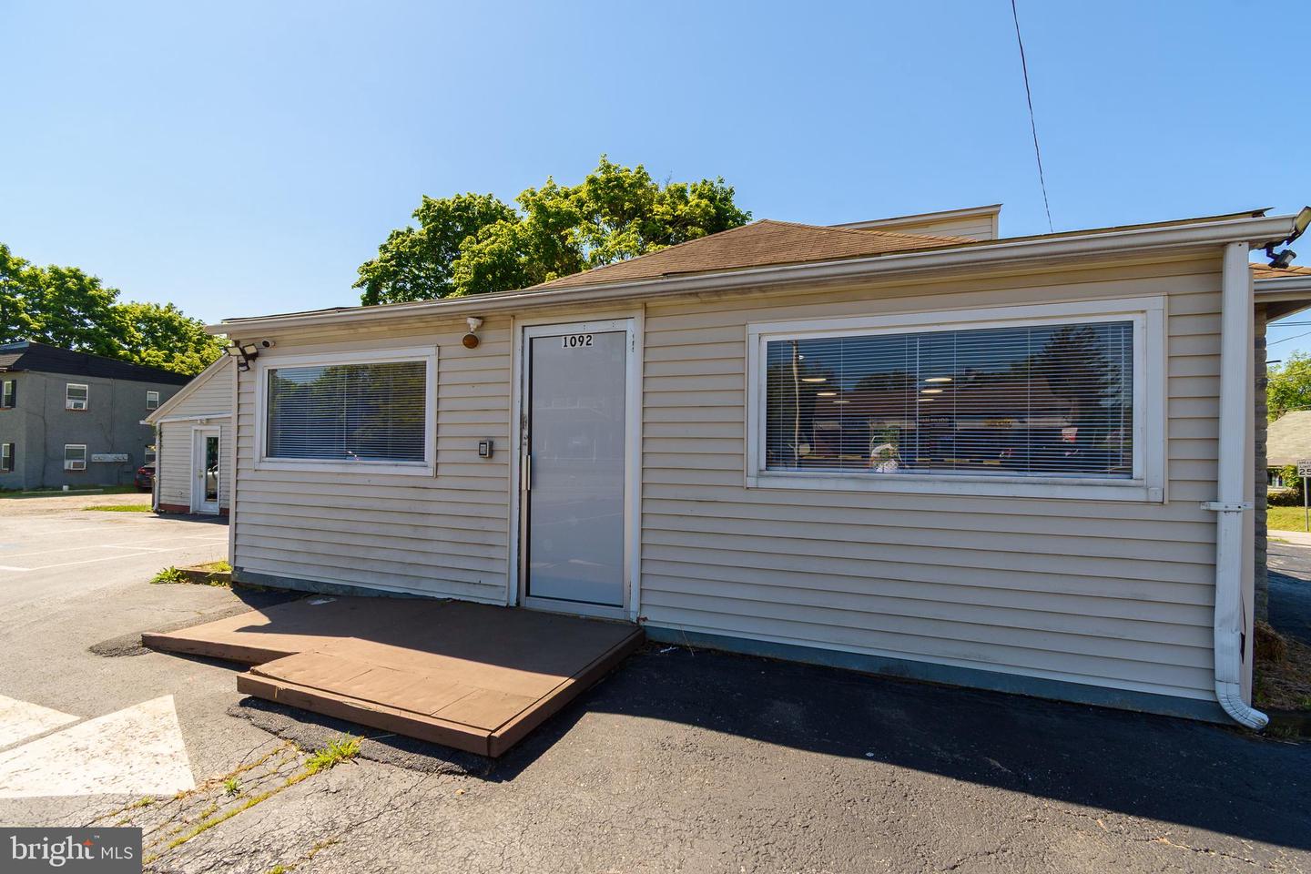 1092 W Lincoln Hwy Property Photo 4