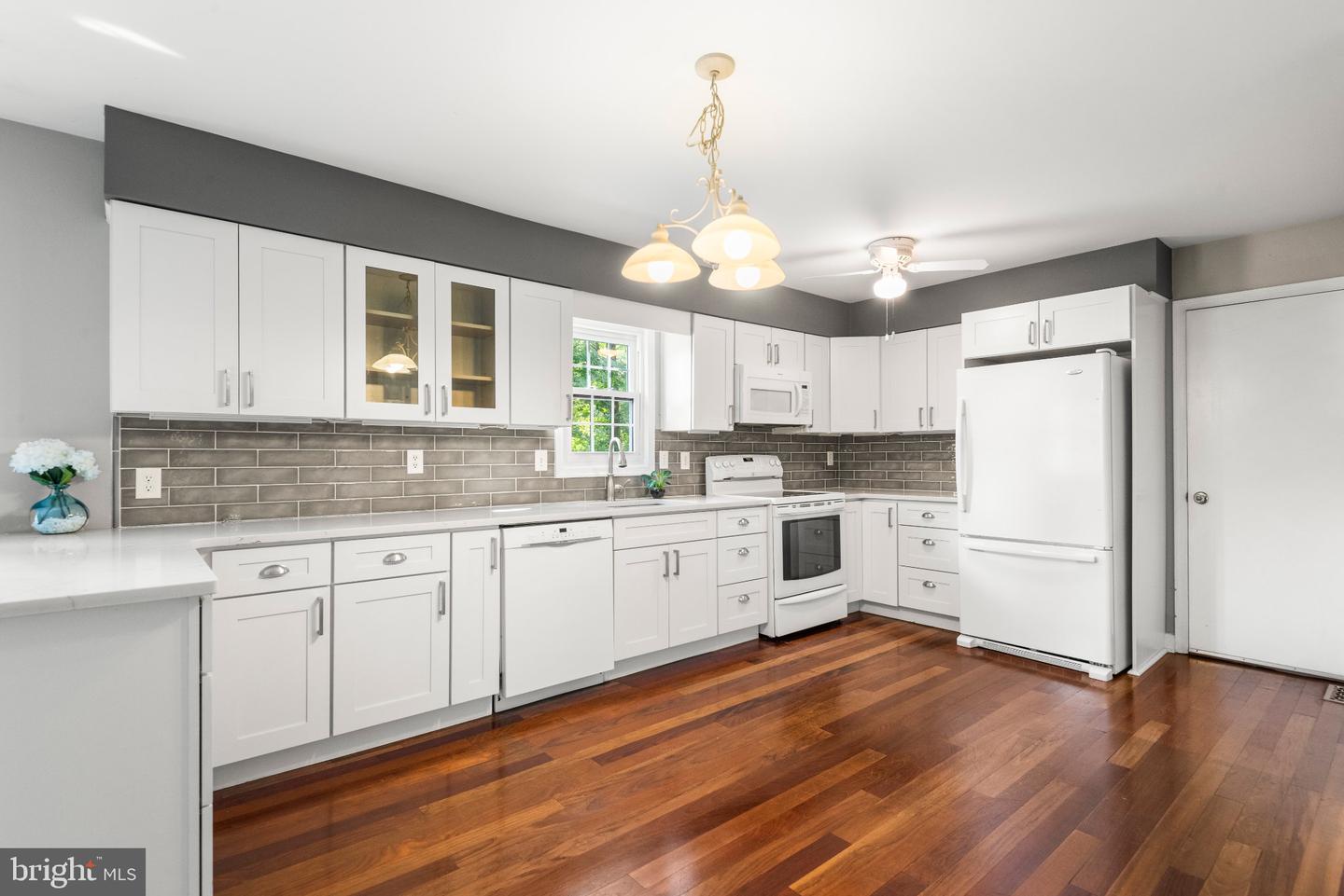 602 Lorient Dr Property Photo 4