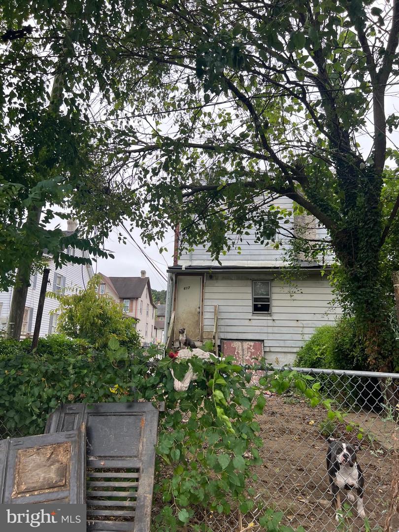 617 Belmont St Property Photo 8