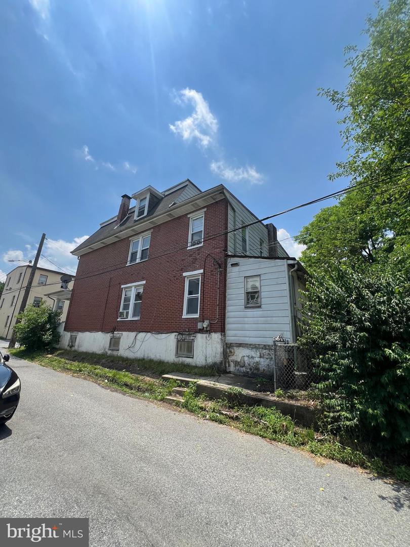 617 Belmont St Property Photo 9
