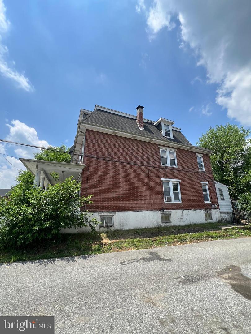 617 Belmont St Property Photo 10