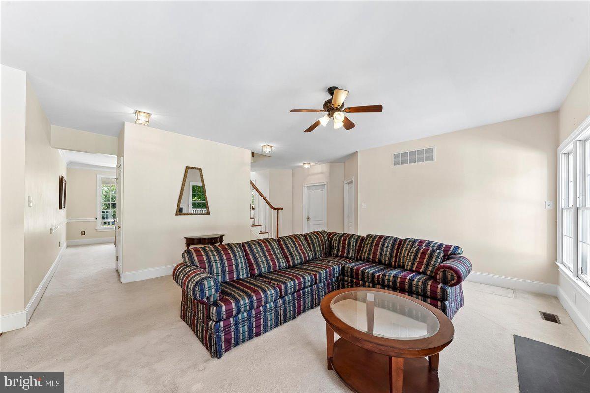 609 Winston Ln Property Photo 5