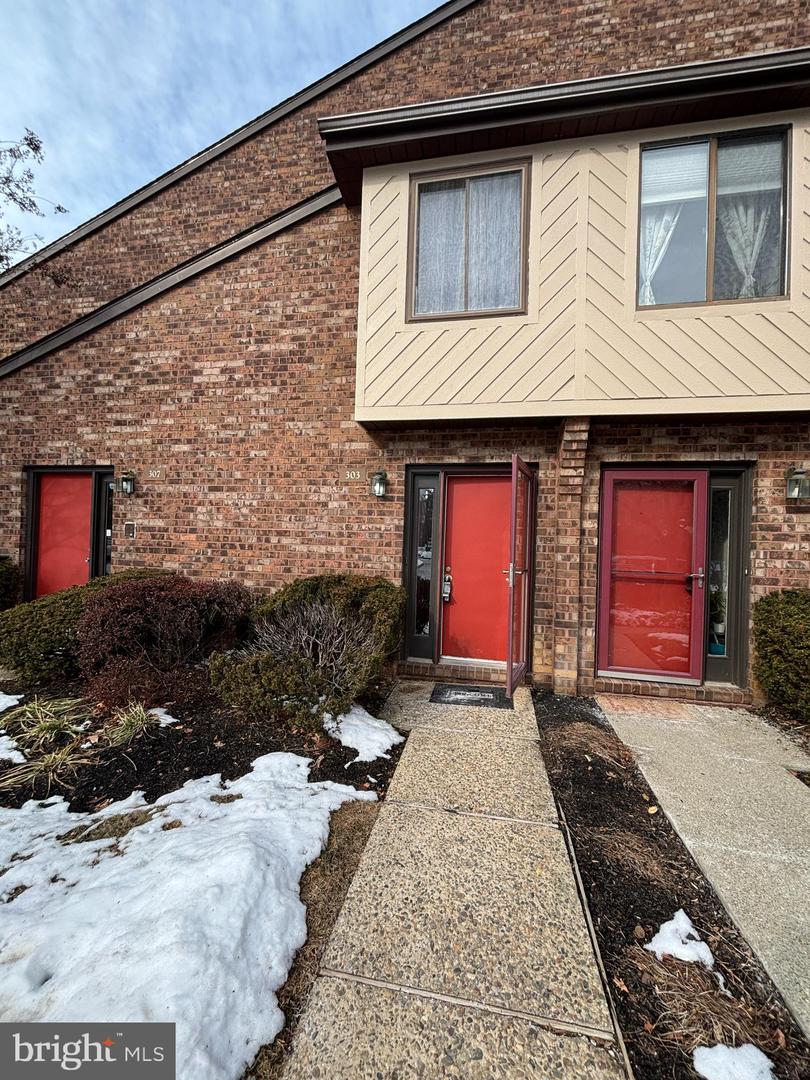 303 MOUNTAINVIEW DR #303 Property Photo 1