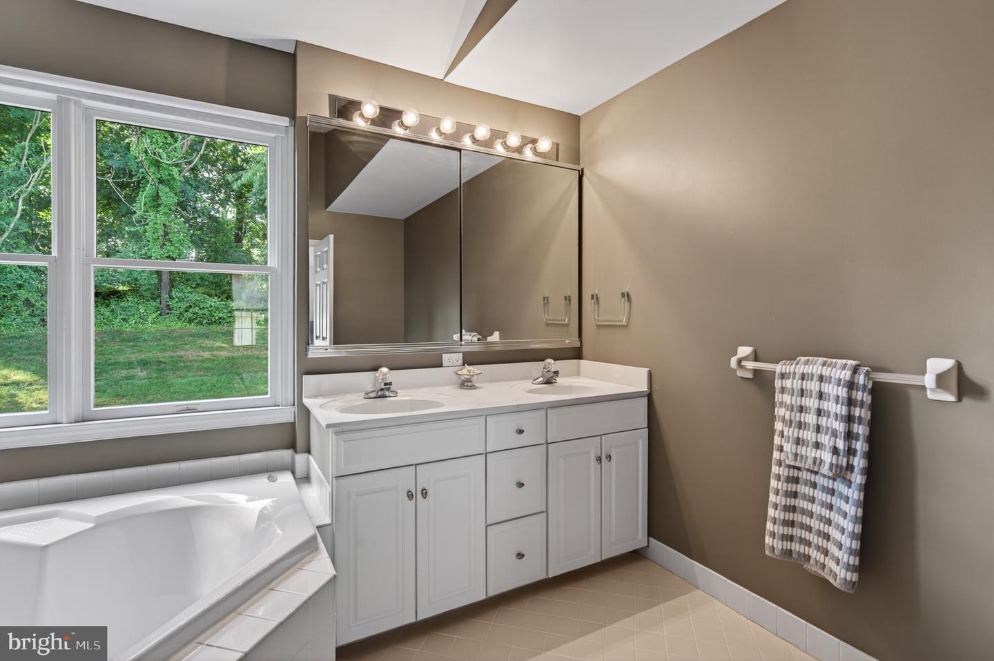 1361 Wooded Knls Property Photo 44