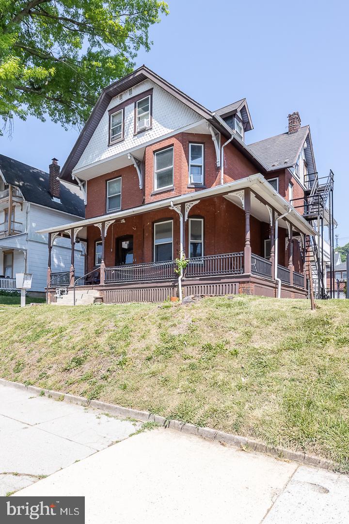 553 E Chestnut St Property Photo 1