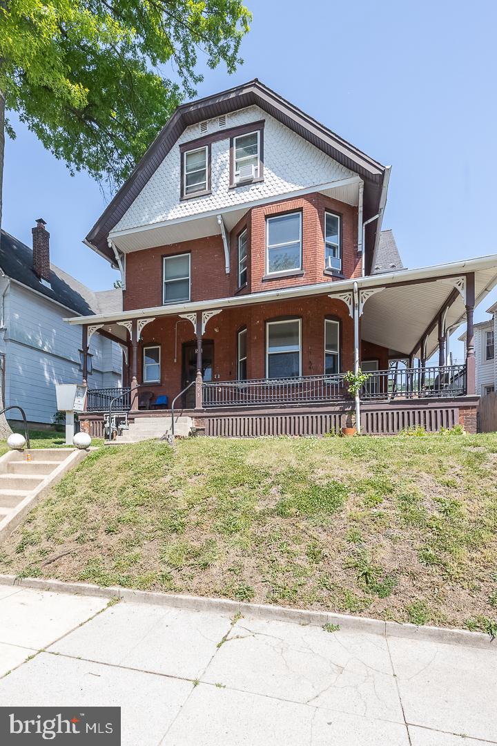553 E Chestnut St Property Photo 2