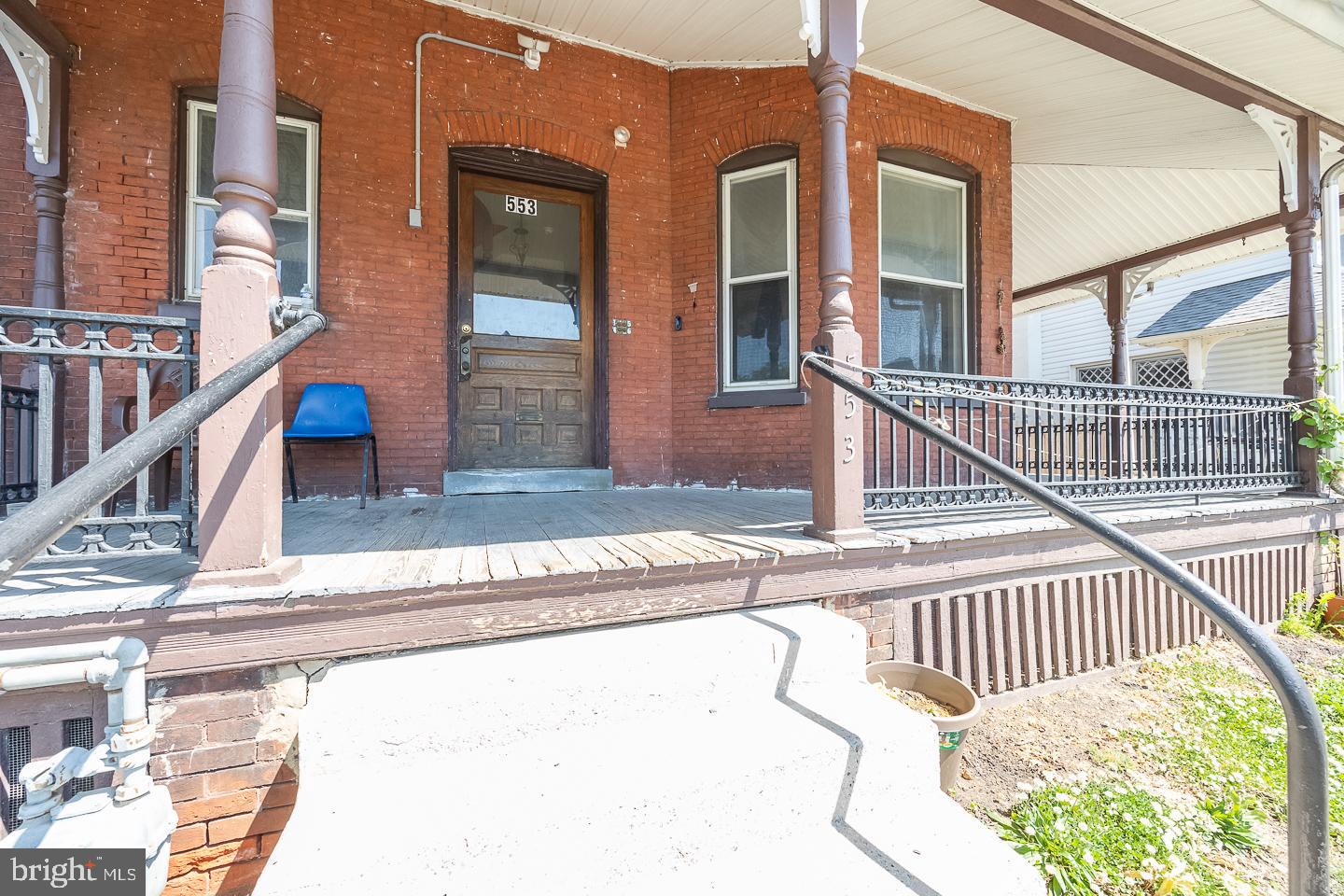 553 E Chestnut St Property Photo 3