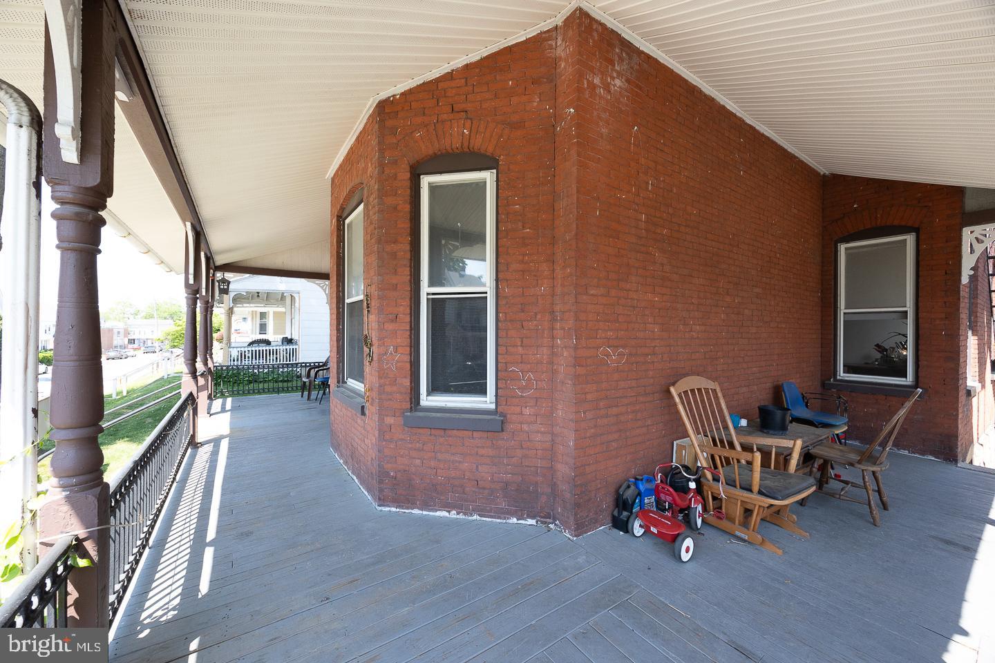 553 E Chestnut St Property Photo 4