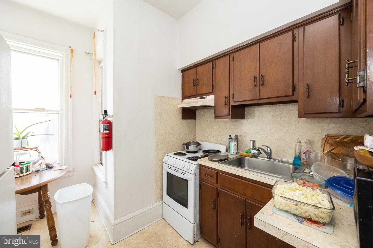 553 E Chestnut St Property Photo 6