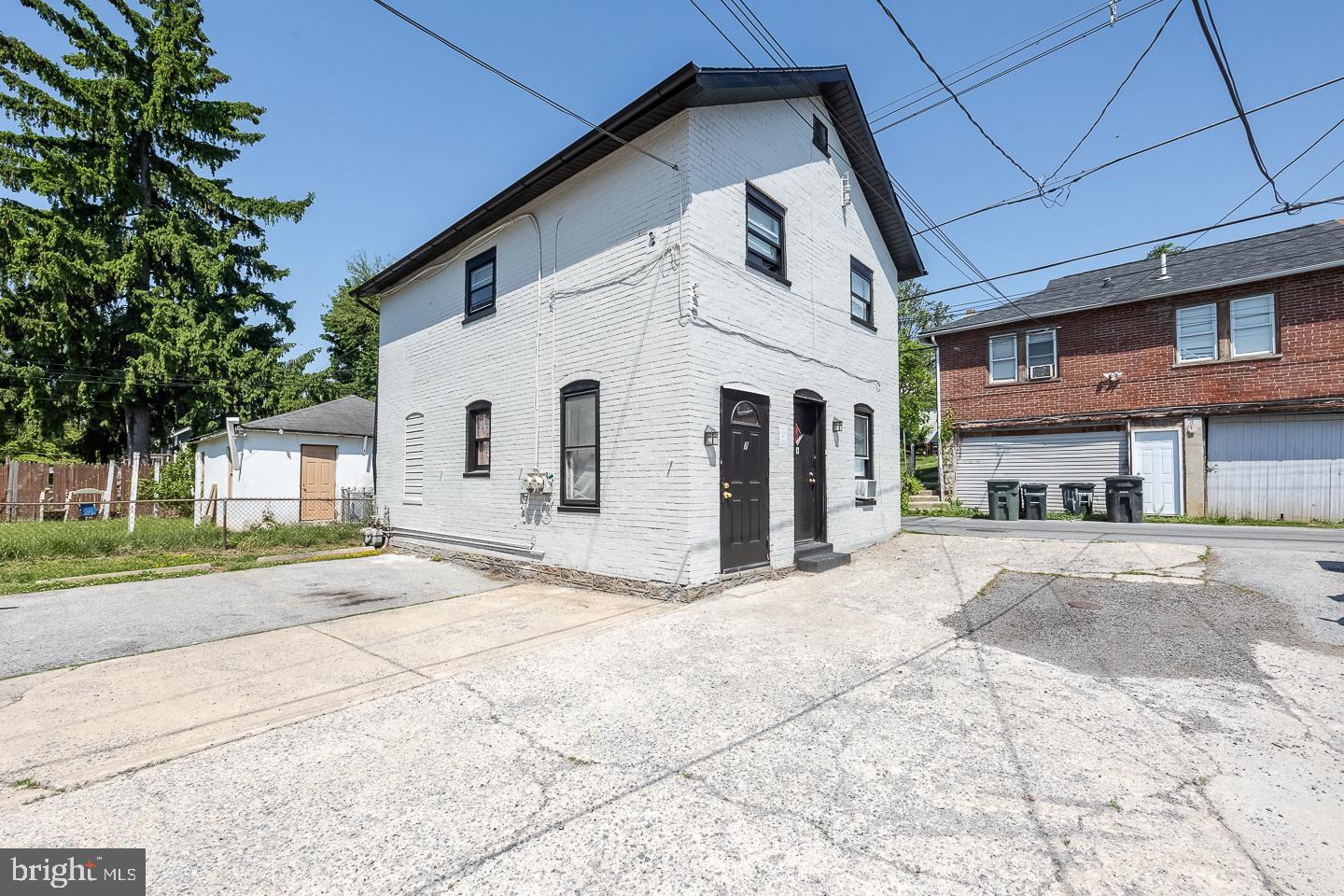 553 E Chestnut St Property Photo 10