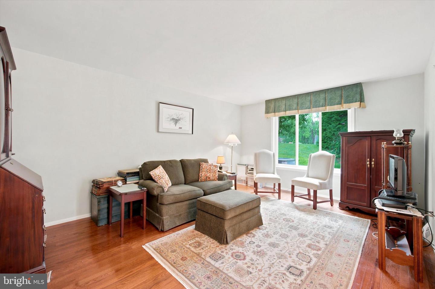 303 Hanover Ct Property Photo 6