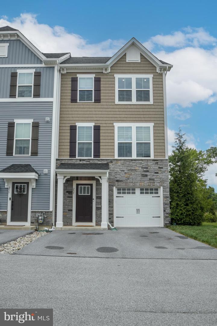 257 Sugar Maple Sq Property Photo 1