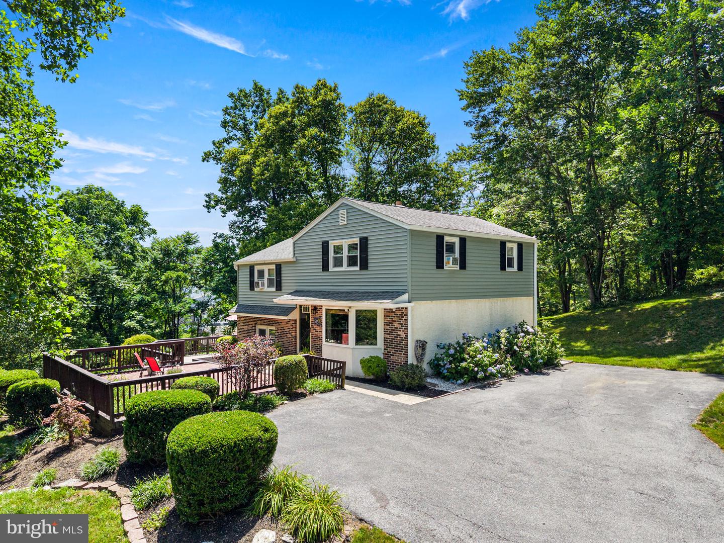 525 Oriole Dr Property Photo 1