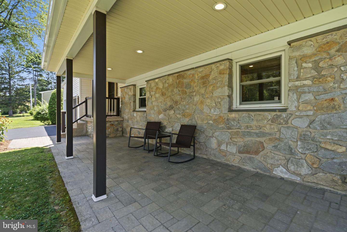 1286 Clearbrook Rd Property Photo 3