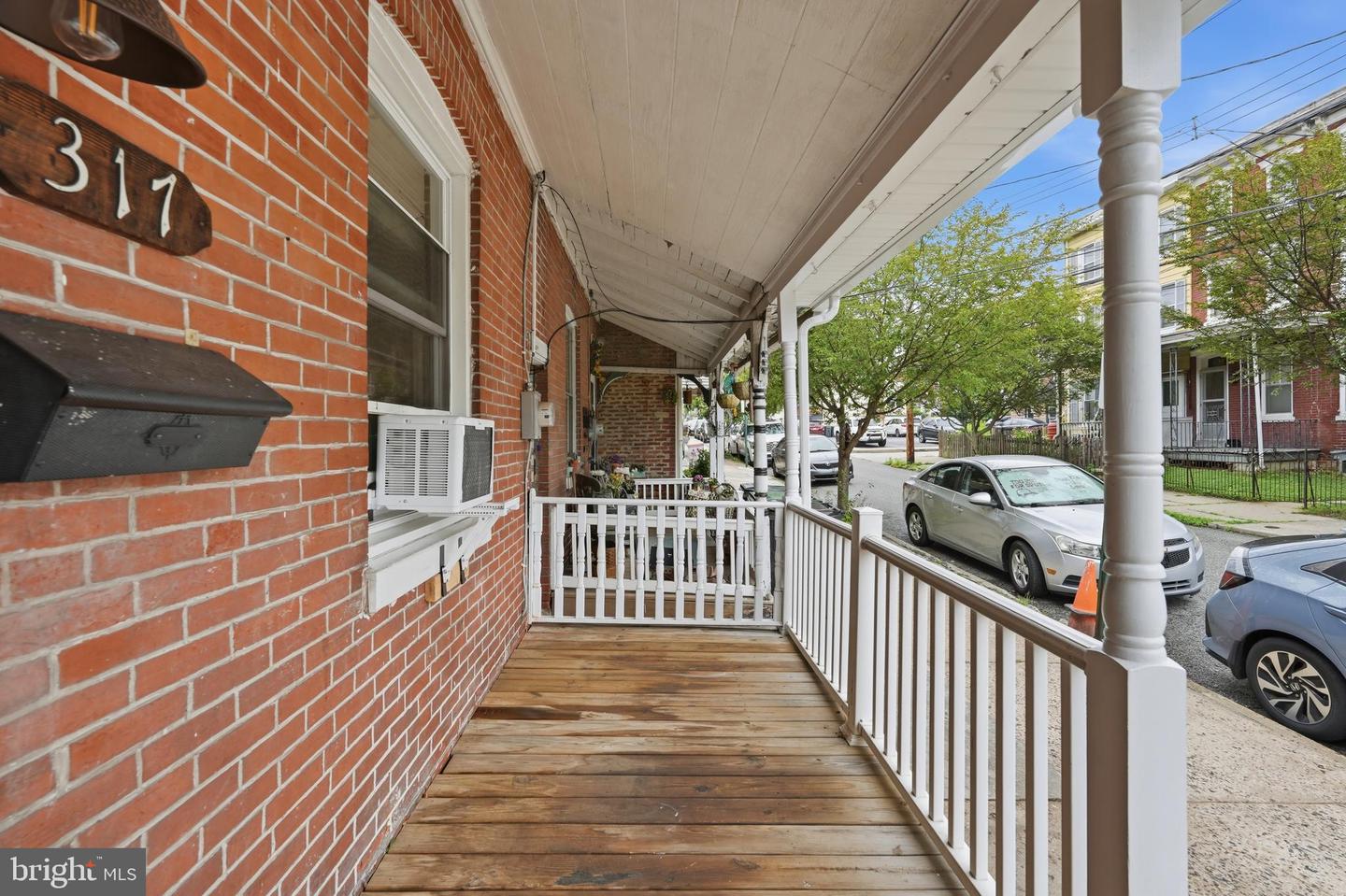 317 Hall St Property Photo 4