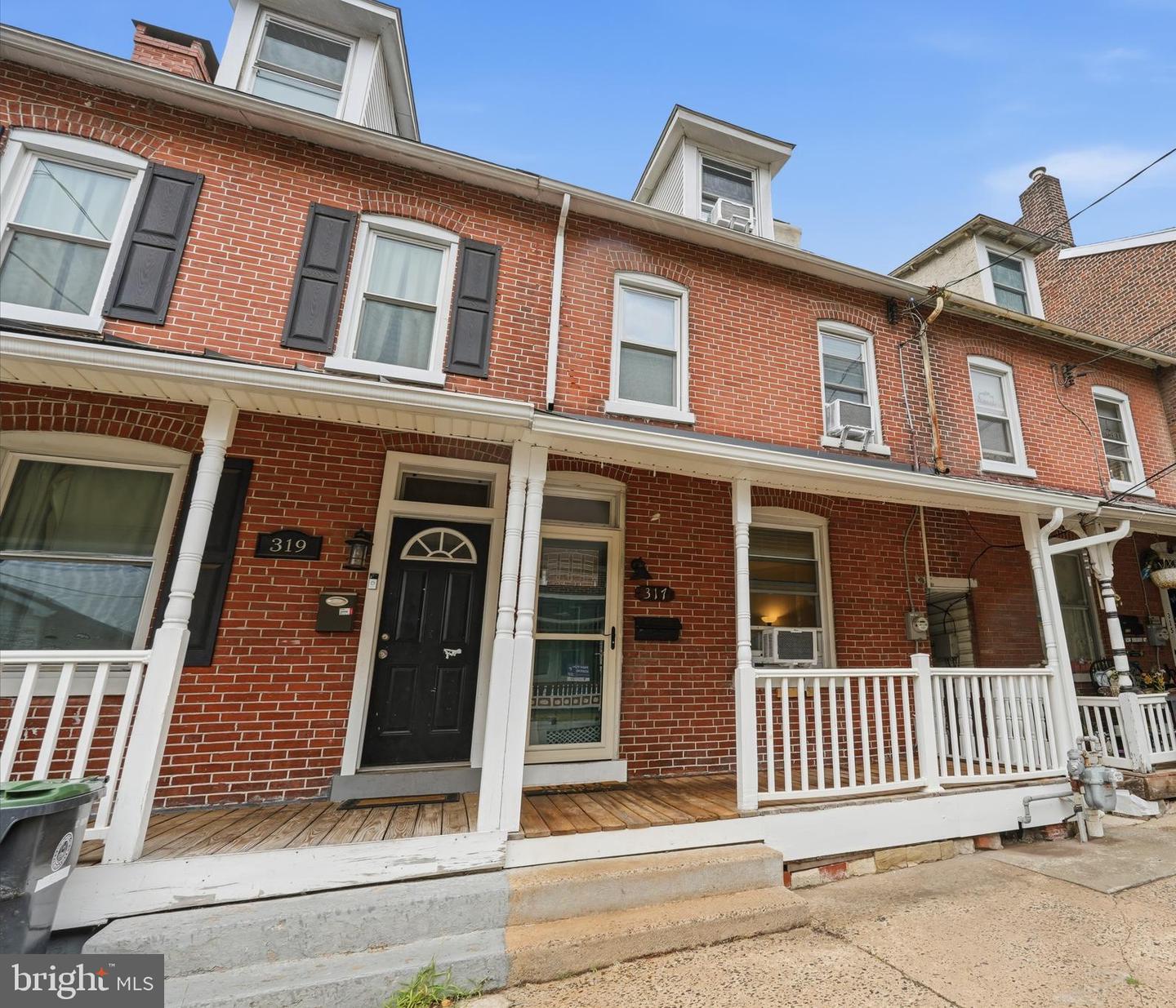 317 Hall St Property Photo 6