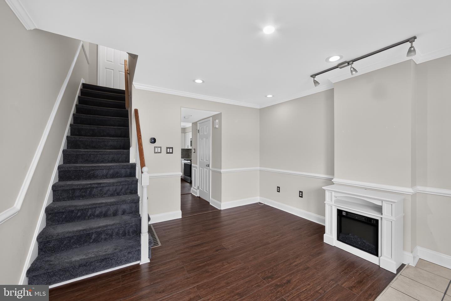 229 E Market St Property Photo 2