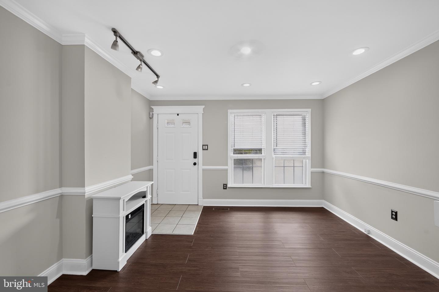 229 E Market St Property Photo 4
