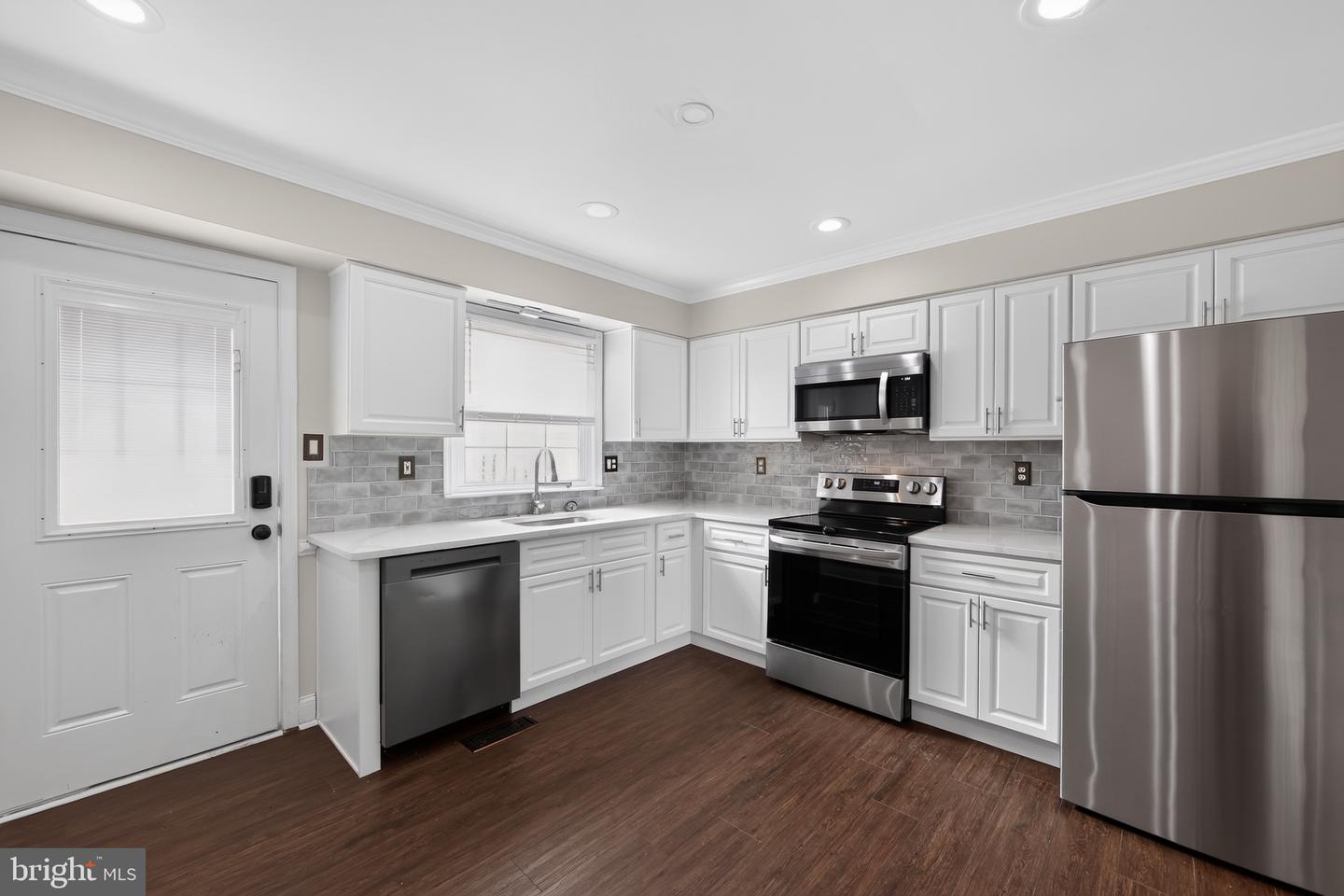 229 E Market St Property Photo 5