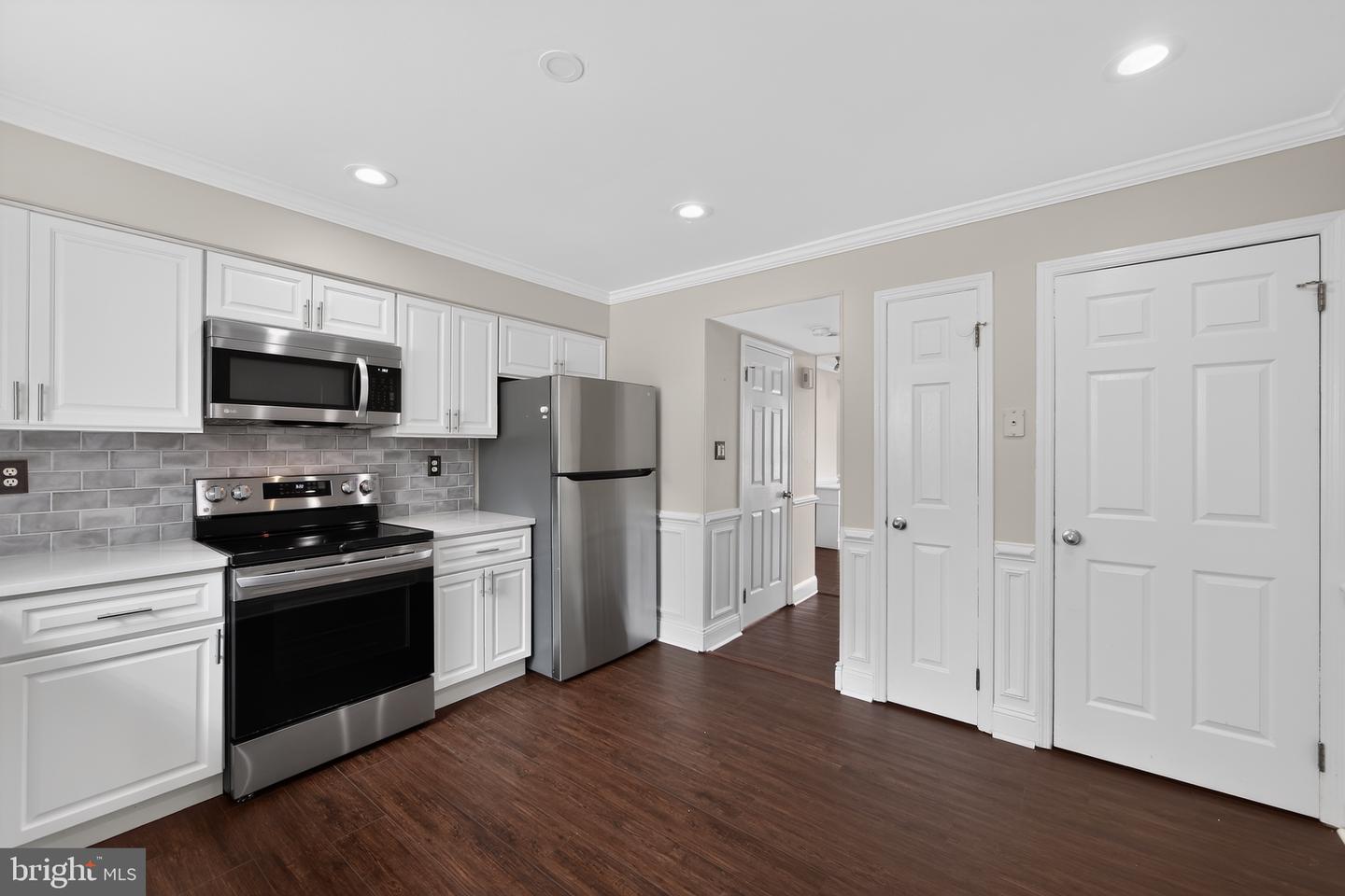 229 E Market St Property Photo 6
