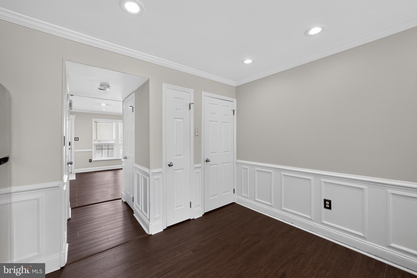 229 E Market St Property Photo 7