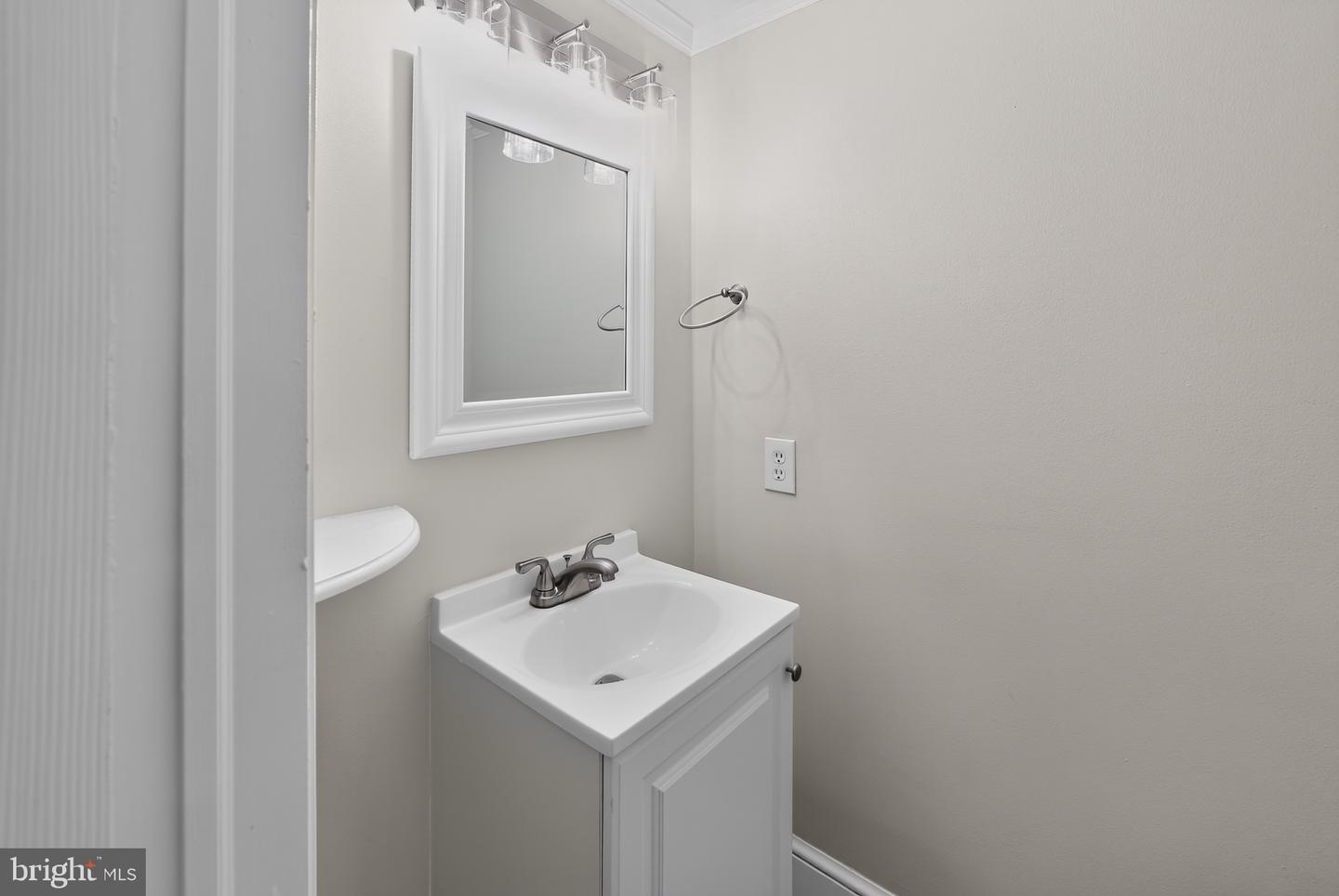 229 E Market St Property Photo 8