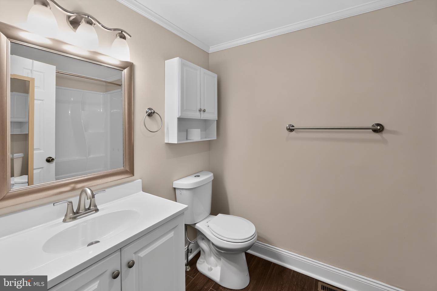 229 E Market St Property Photo 12