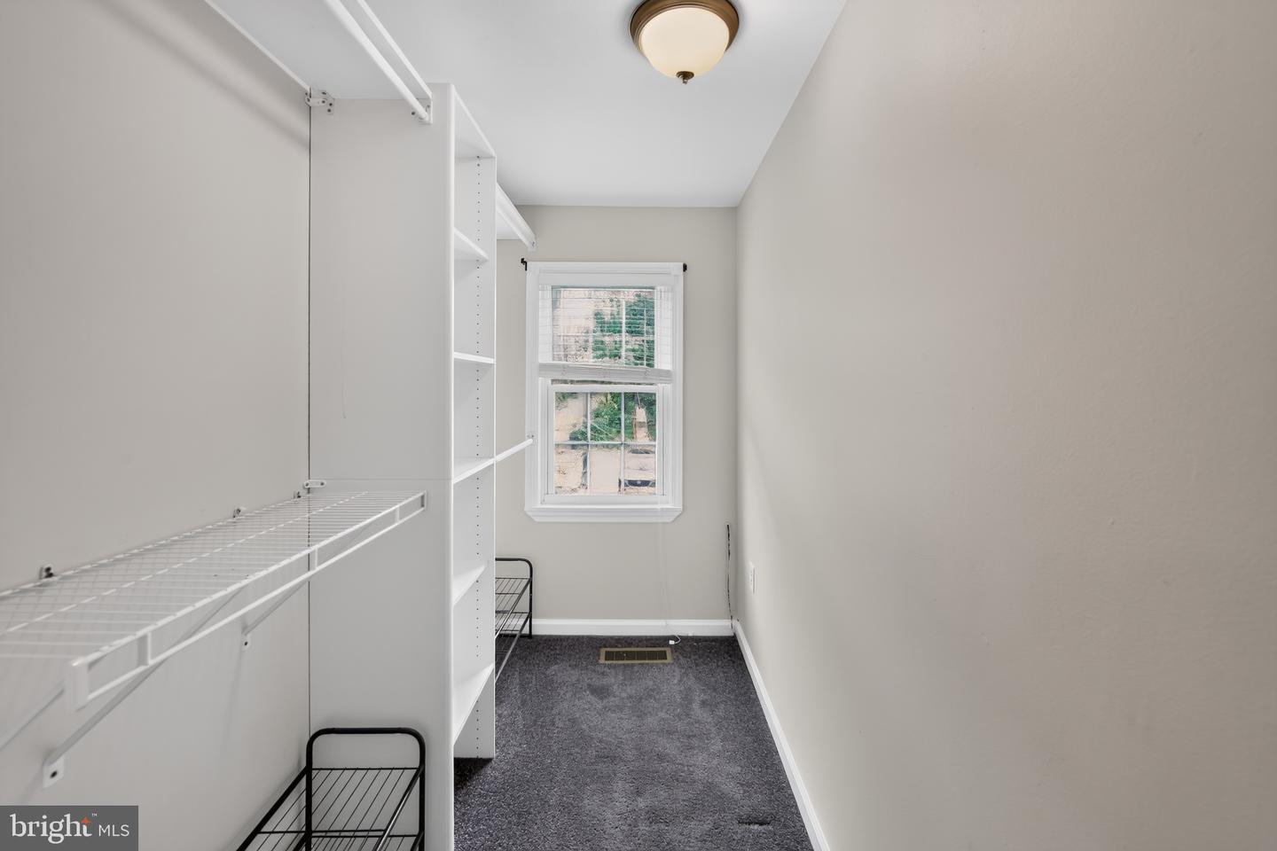 229 E Market St Property Photo 14