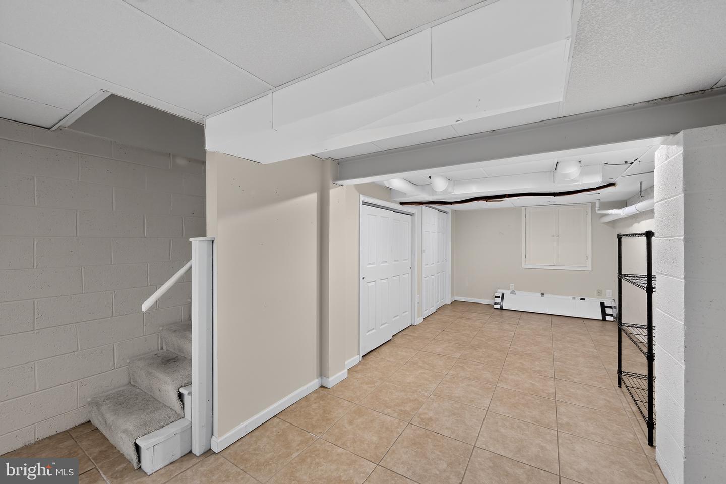 229 E Market St Property Photo 17