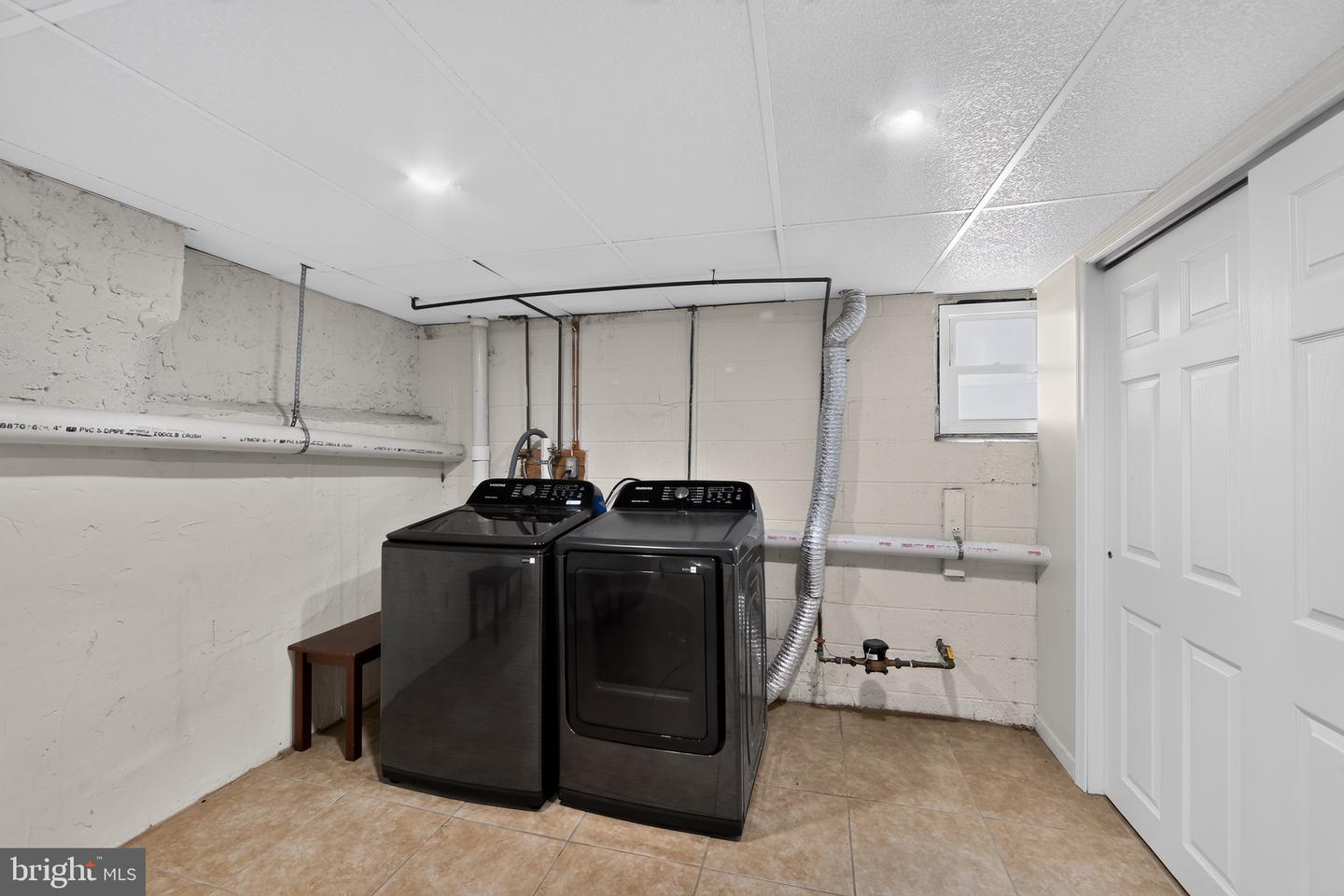 229 E Market St Property Photo 18