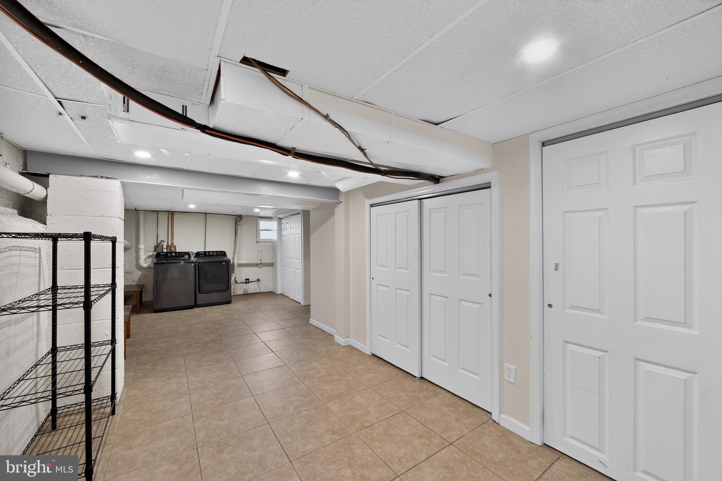 229 E Market St Property Photo 19