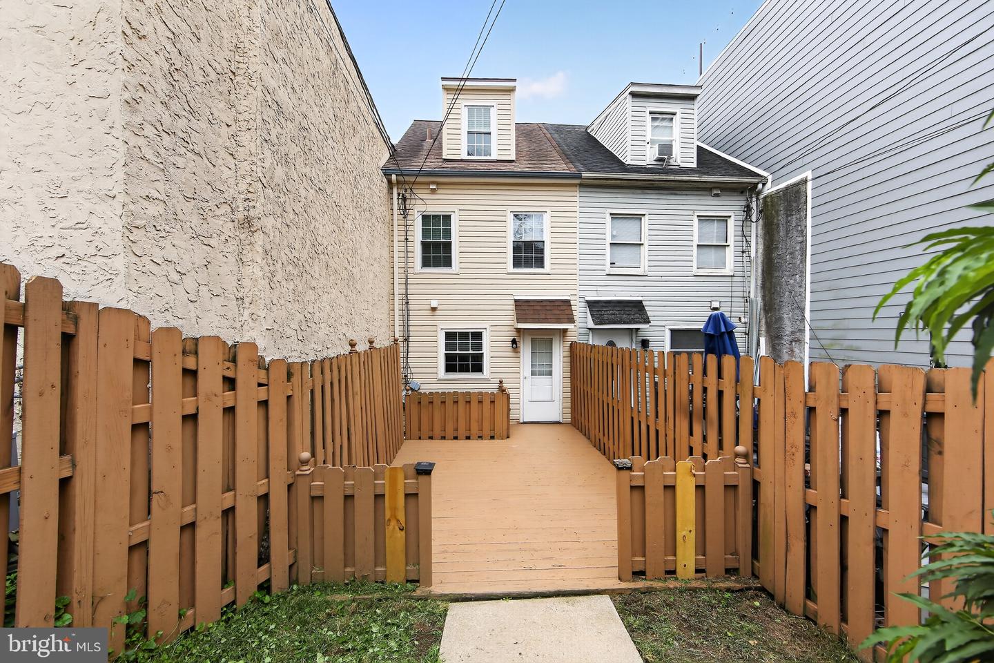 229 E Market St Property Photo 20