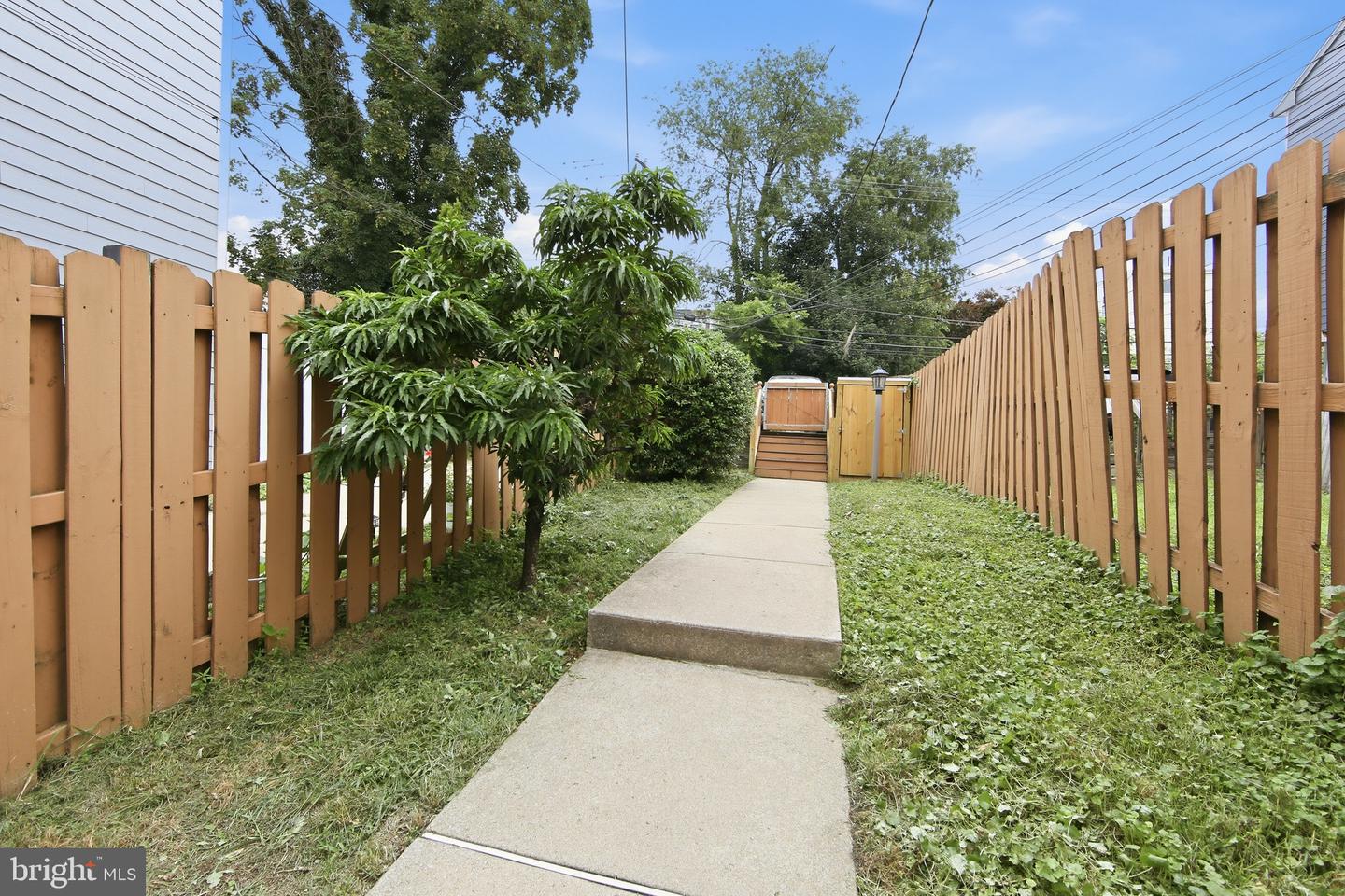 229 E Market St Property Photo 22