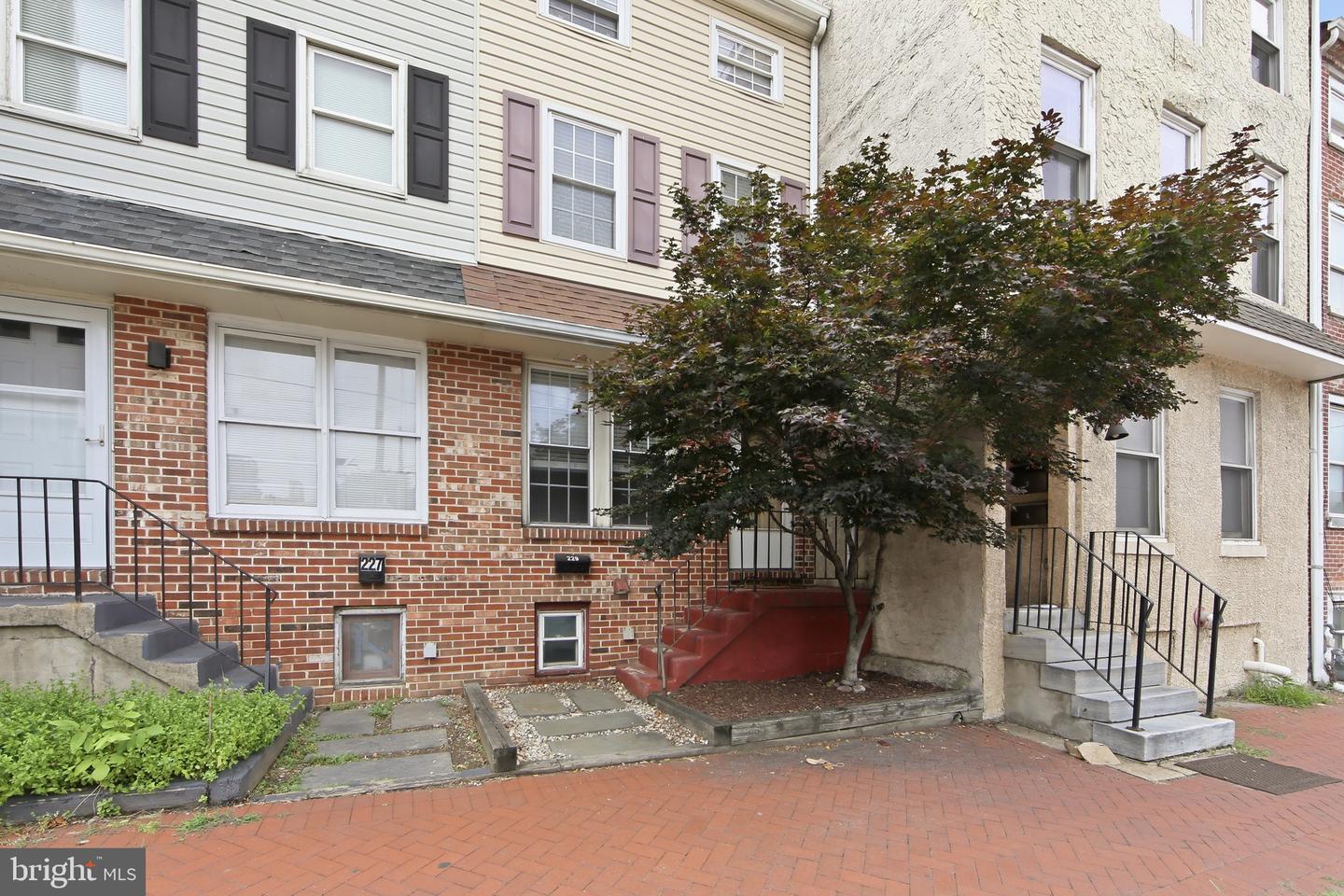 229 E Market St Property Photo 25