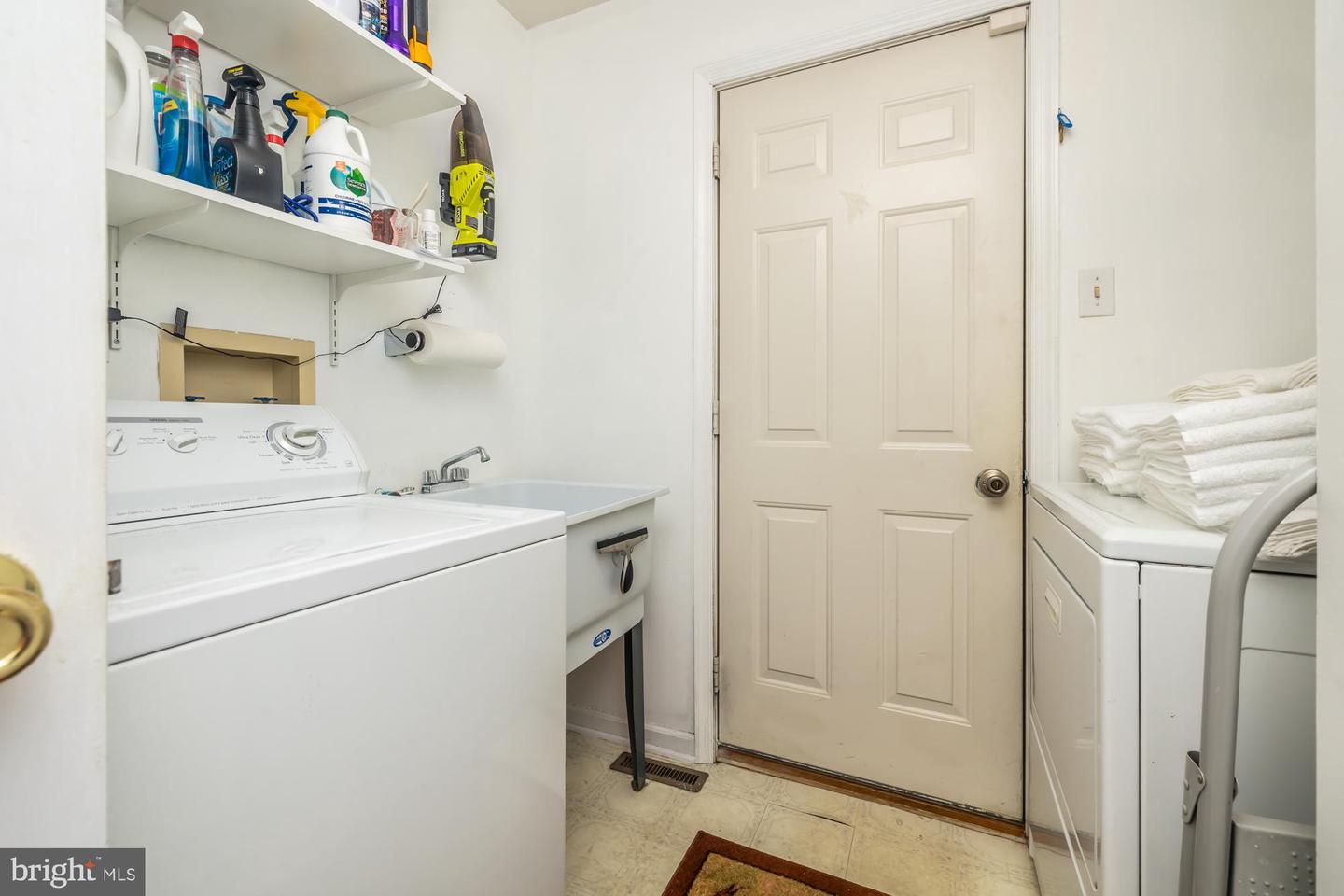 557 Summercroft Dr Property Photo 24