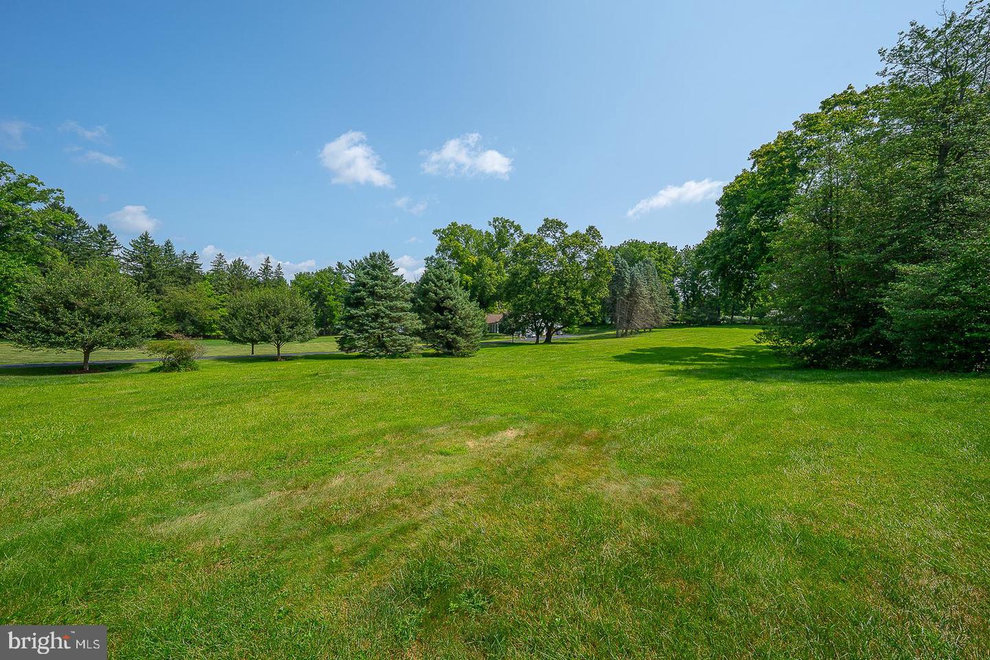 1011 N Valley Rd Property Photo 3