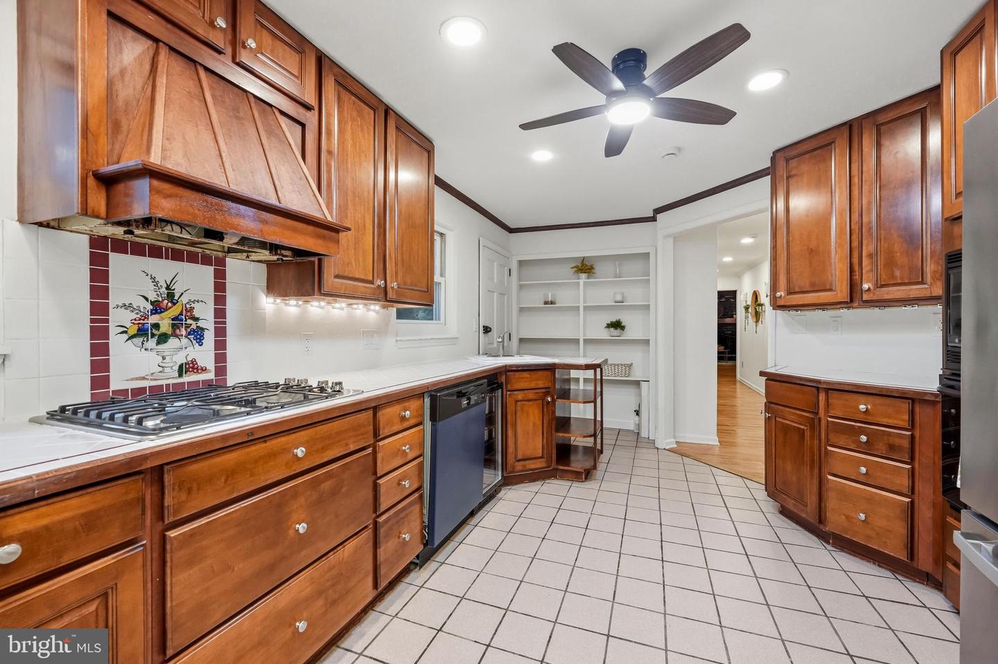 610 W Market St Property Photo 14