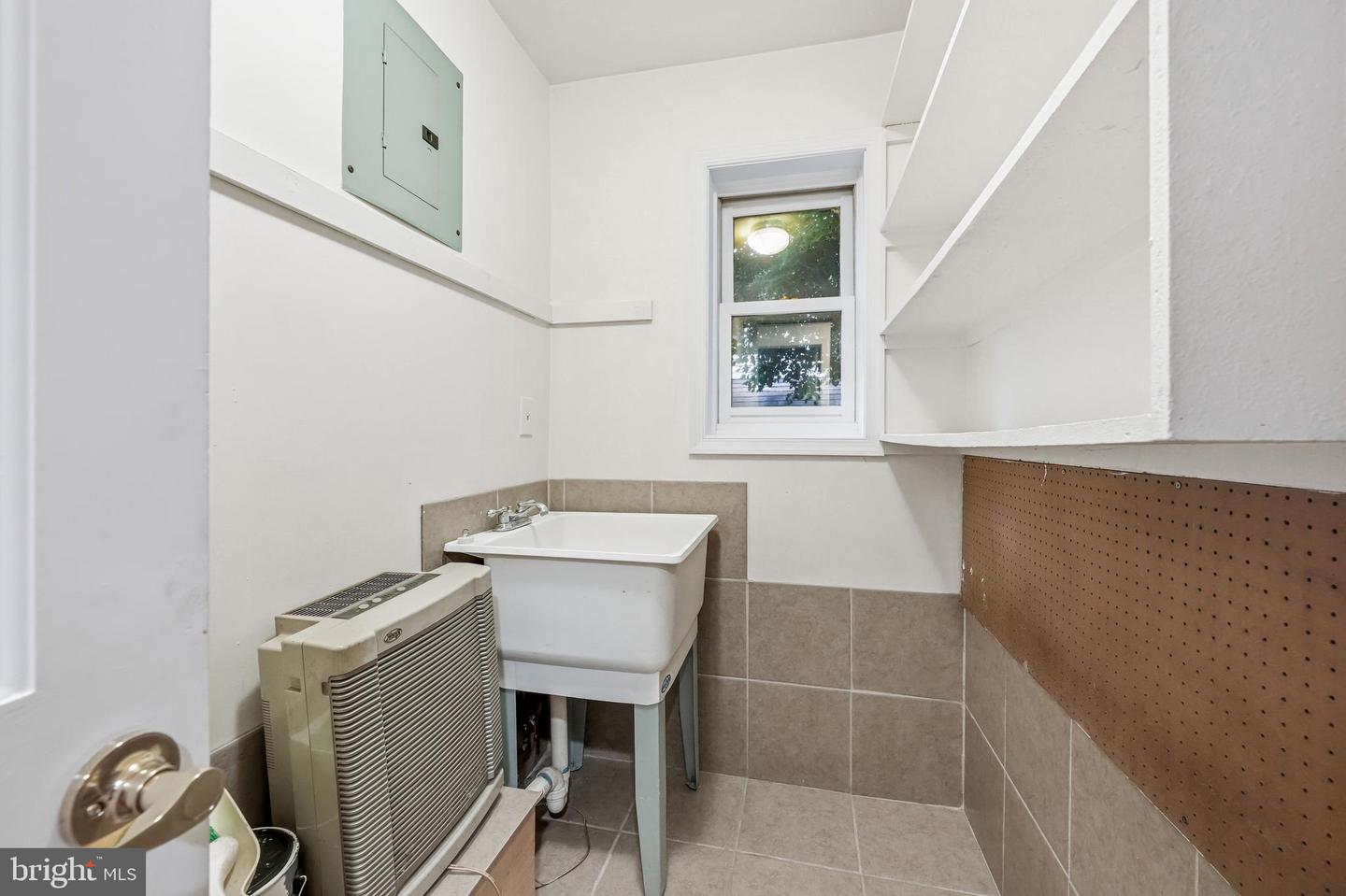 610 W Market St Property Photo 16