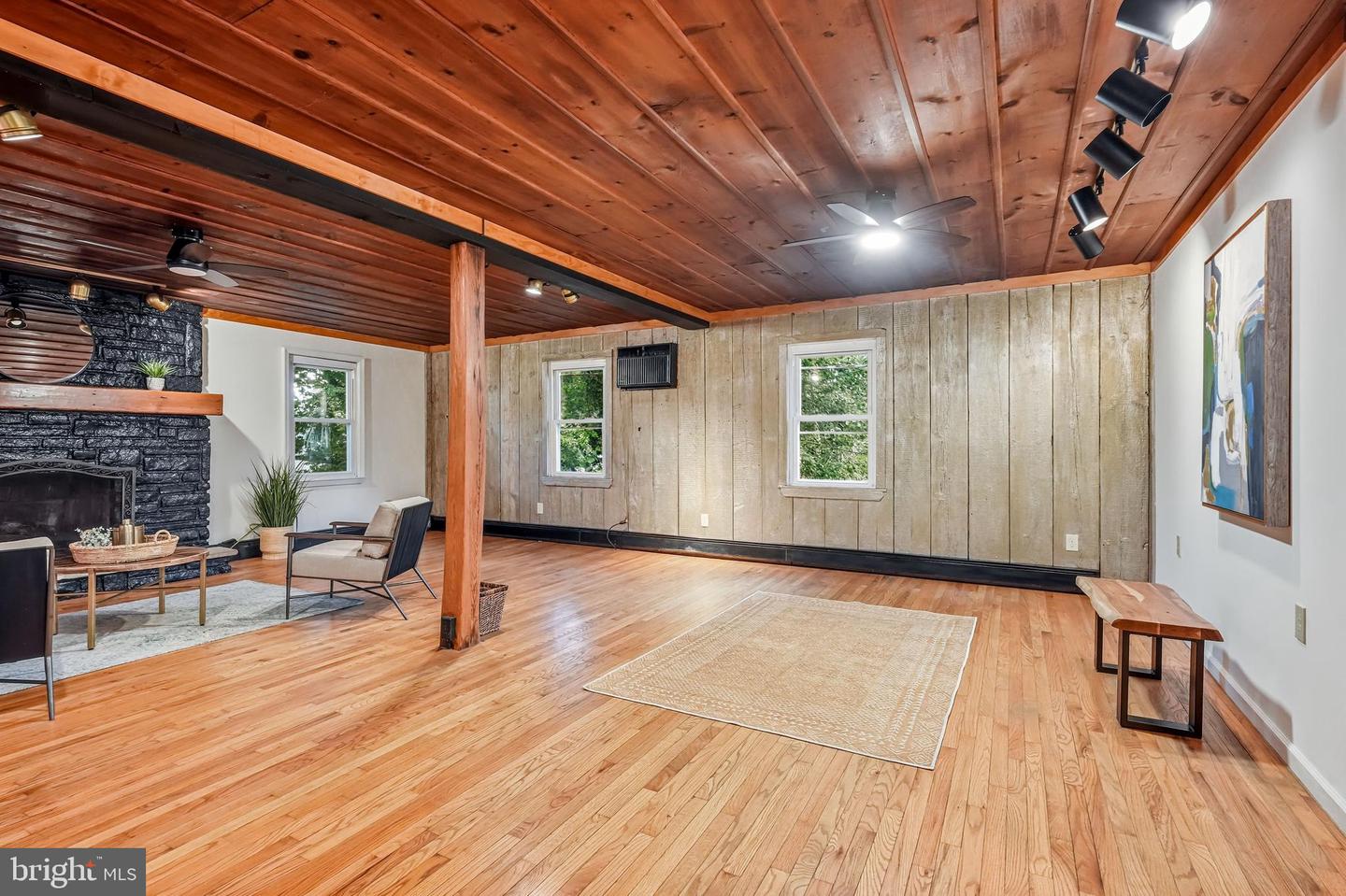 610 W Market St Property Photo 21