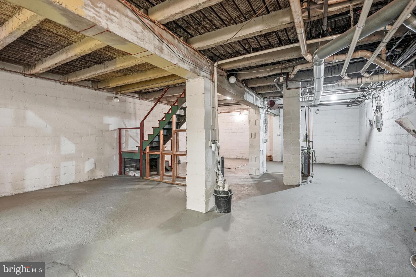 610 W Market St Property Photo 42