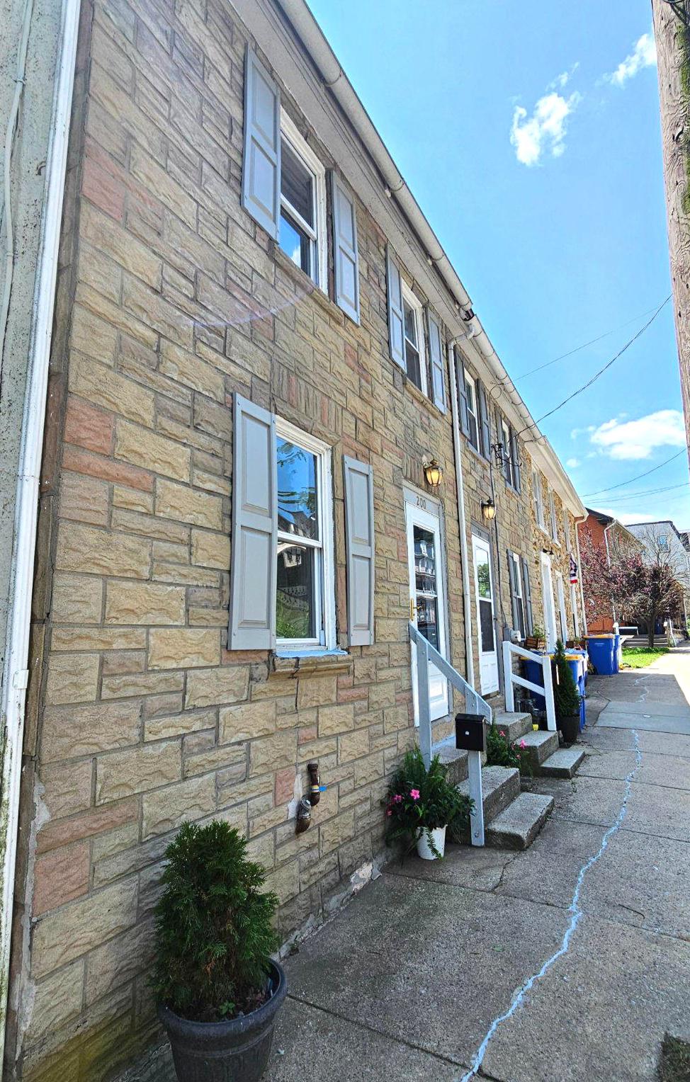 200 Main St Property Photo 1