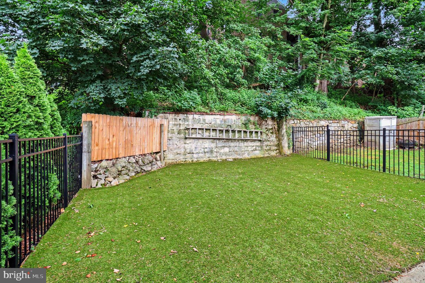624 Bridge St Property Photo 7