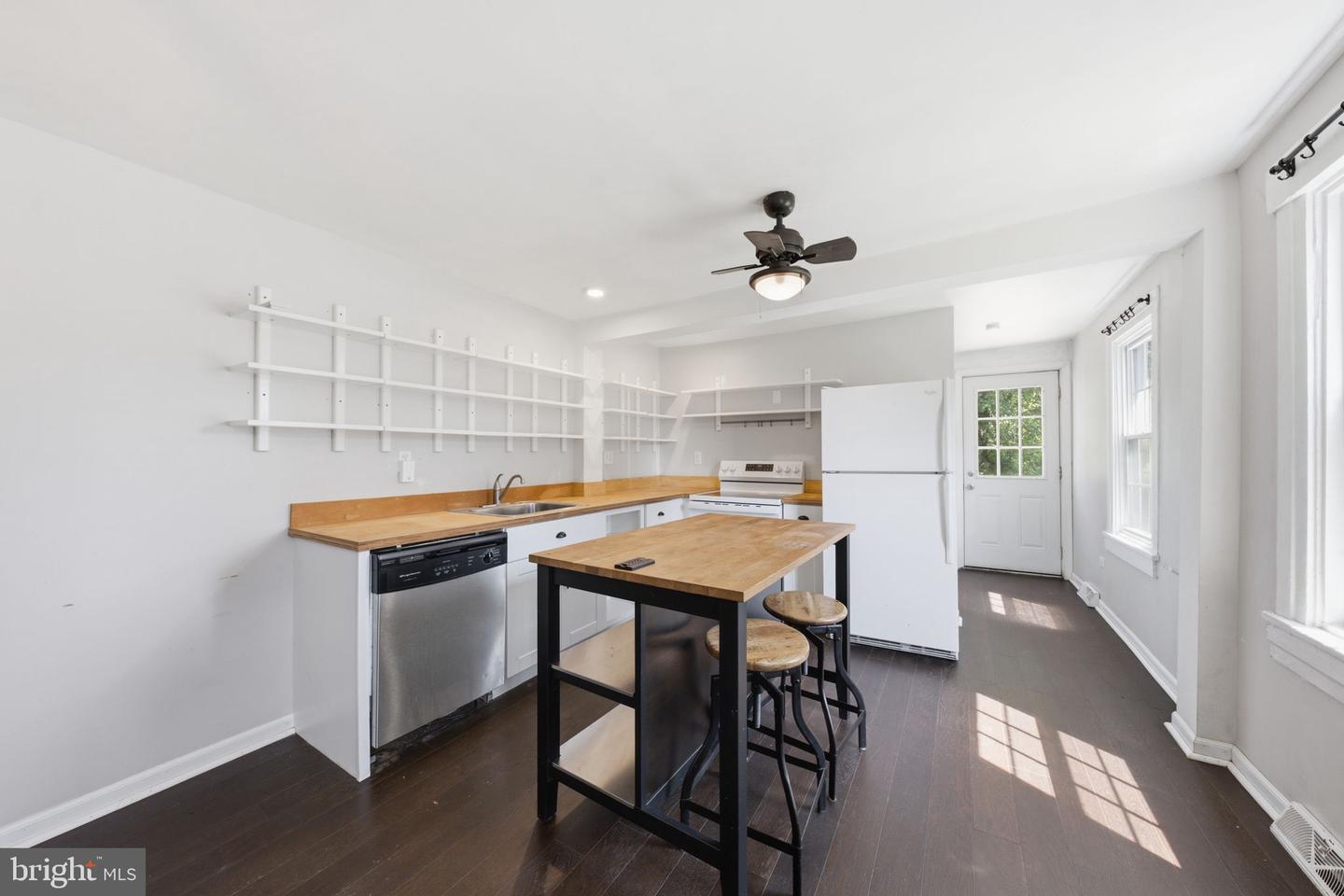 27 Spruce St Property Photo 7