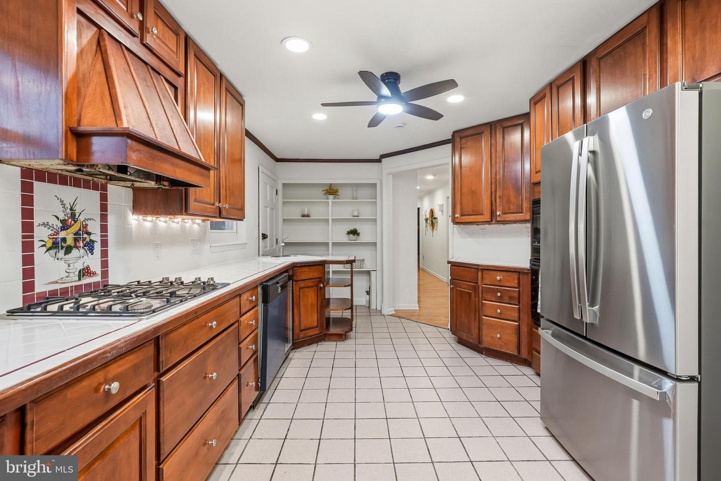 610 W Market St Property Photo 16