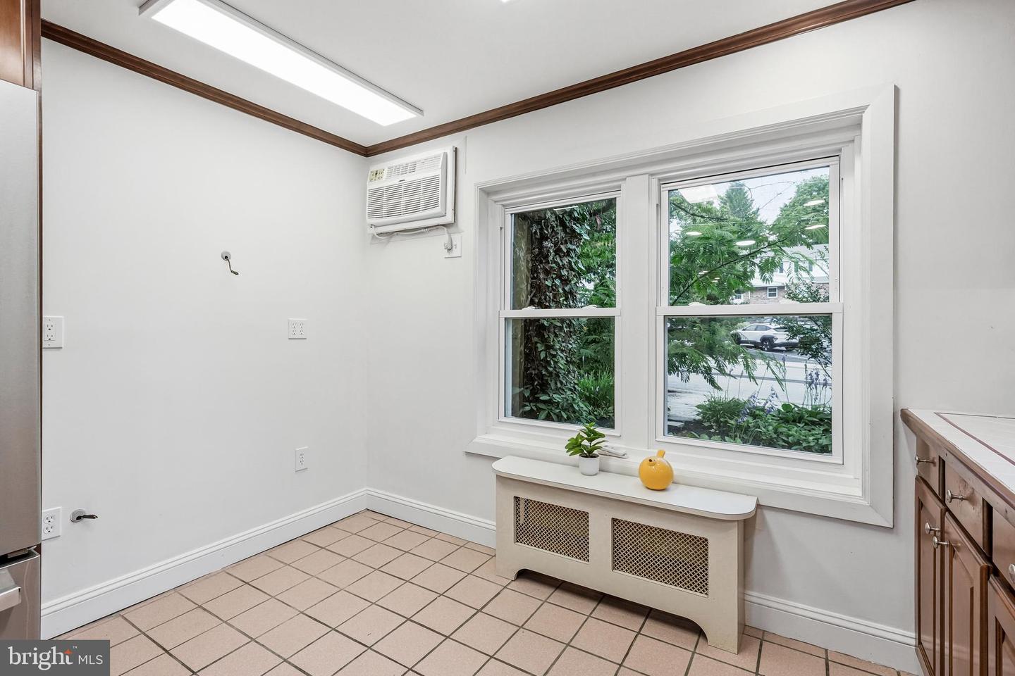 610 W Market St Property Photo 18