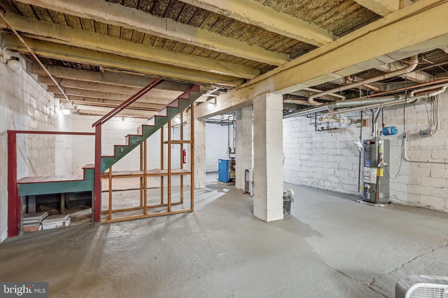 610 W Market St Property Photo 50