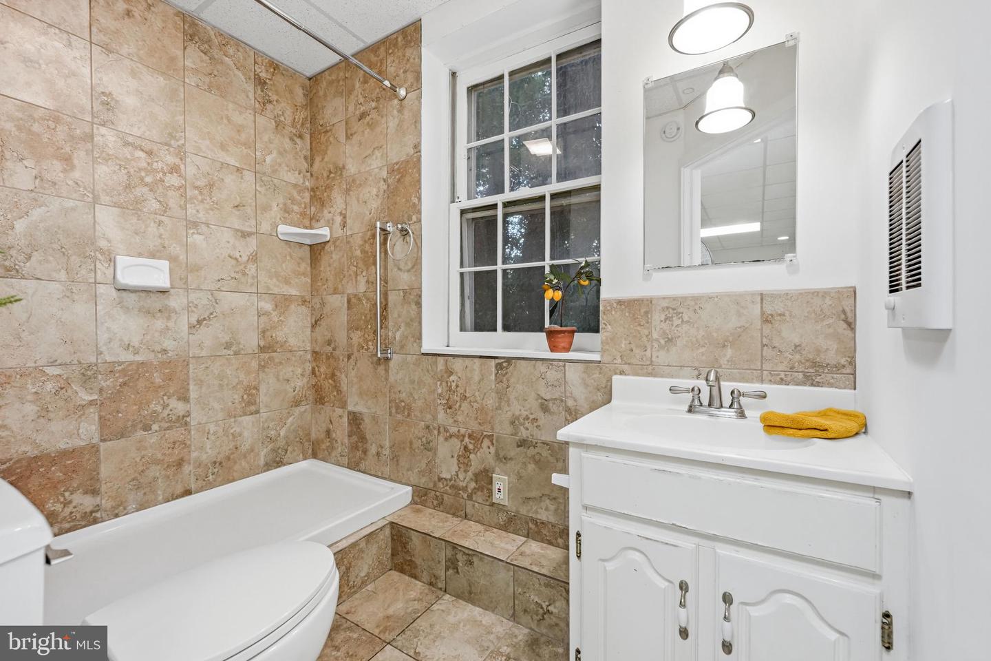 610 W Market St Property Photo 58