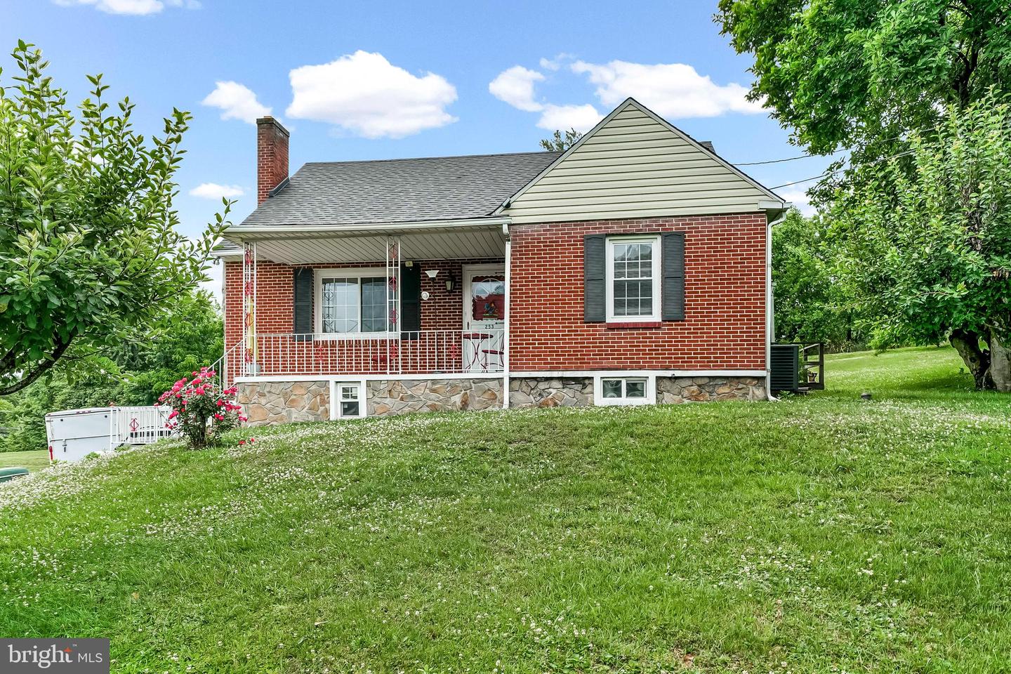 253 N Guernsey Rd Property Photo 1