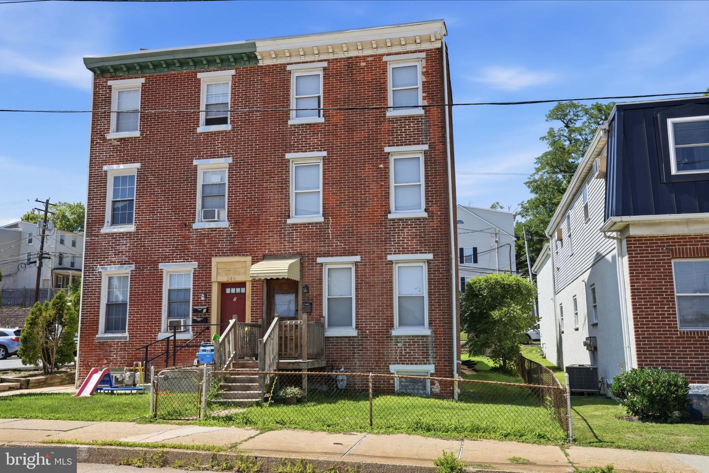 251 E Market St Property Photo 2